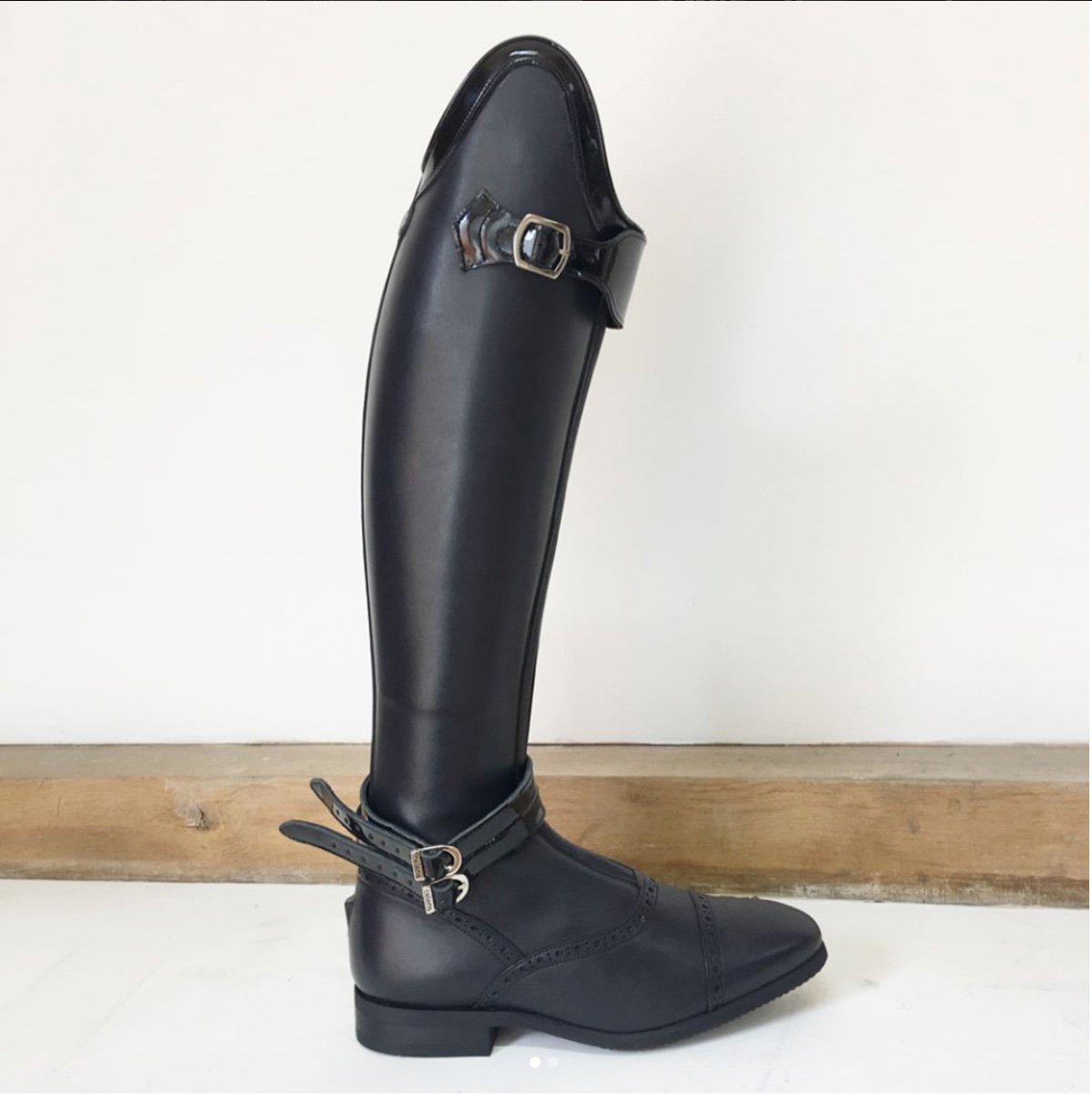 POLO
/ Black / High gloss accents