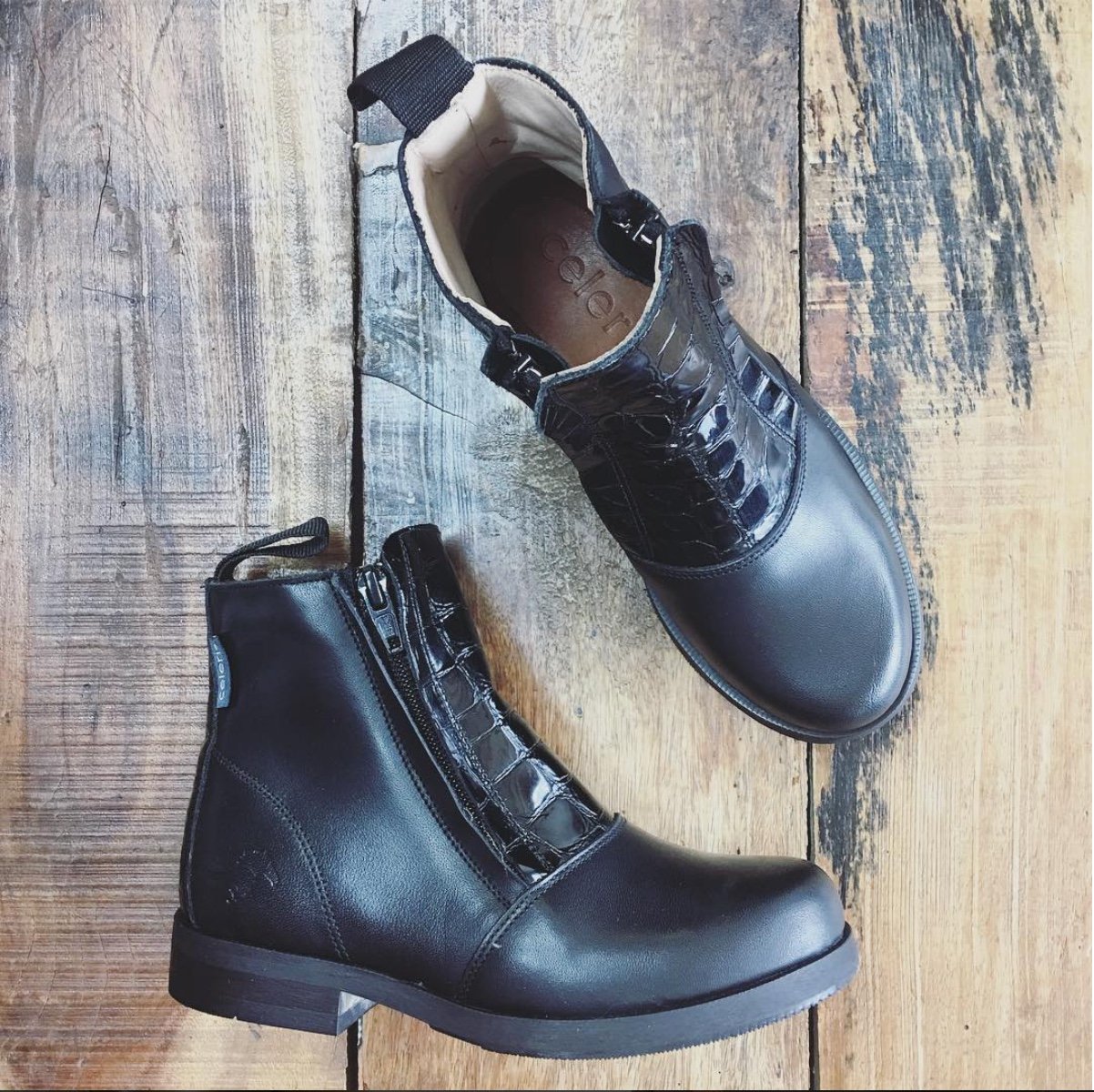 NELO /
Black / Faux croc gloss accents