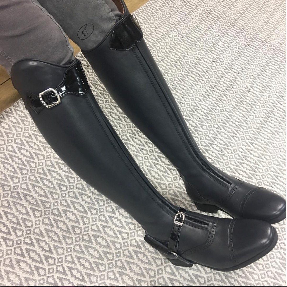 POLO /
Black and gloss / Brogue toe cap