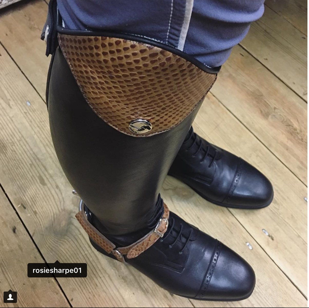 ANA /
Black and tan faux iguana / Brogue toe cap