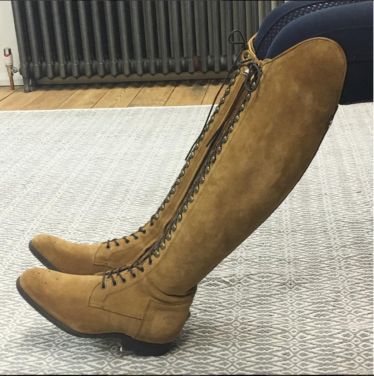 BIA /
Sand suede / Plain foot