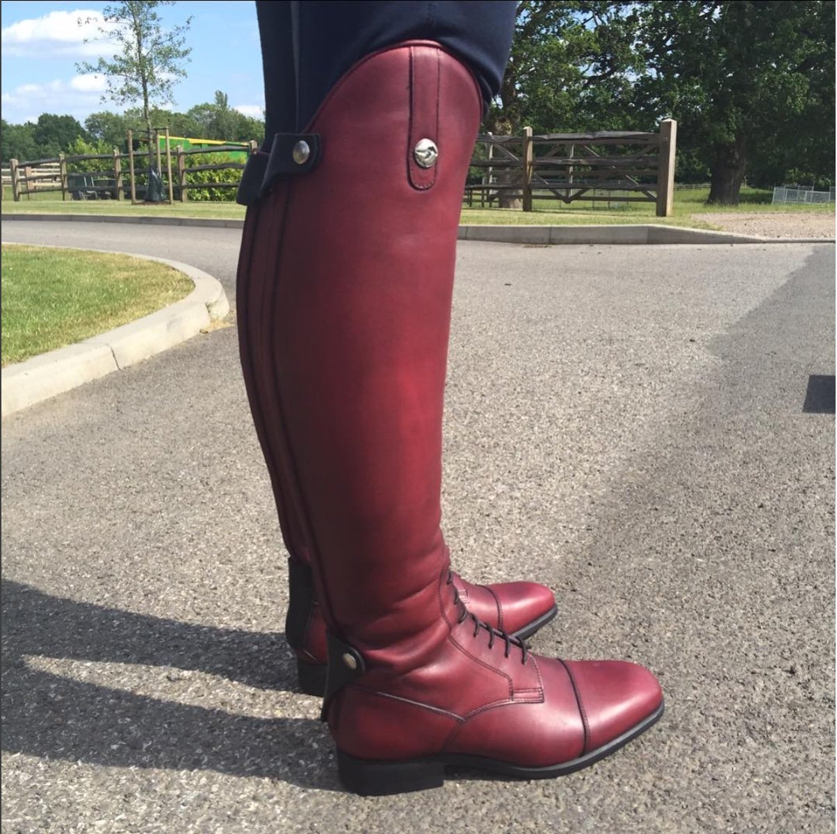 DIOGO /
Bordeaux / Double-stitched toe cap