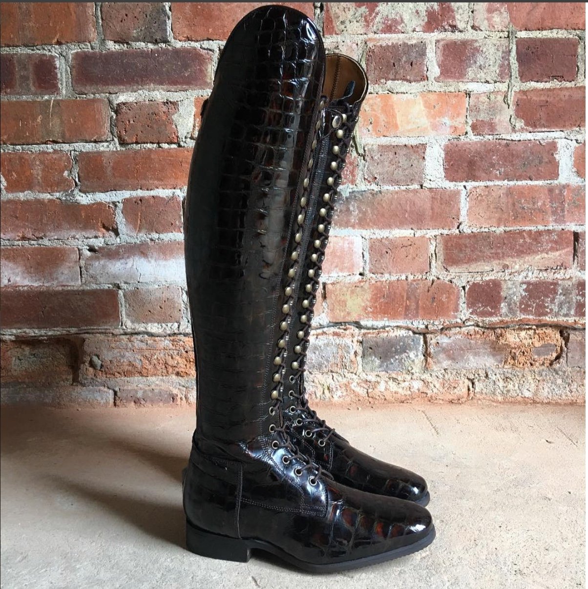 BIA /
Brown faux croc gloss / Small strap and popper