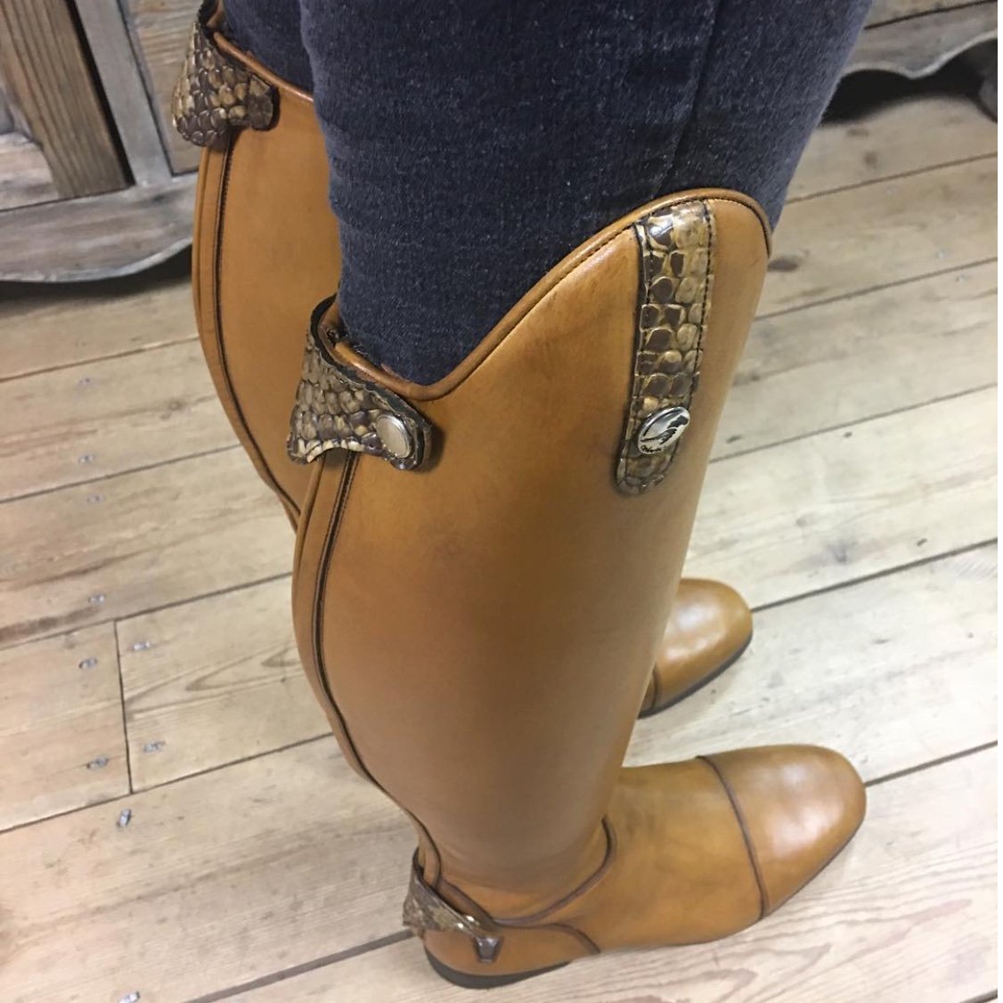 DIOGO /
Light natural tan / Matt faux croc accents