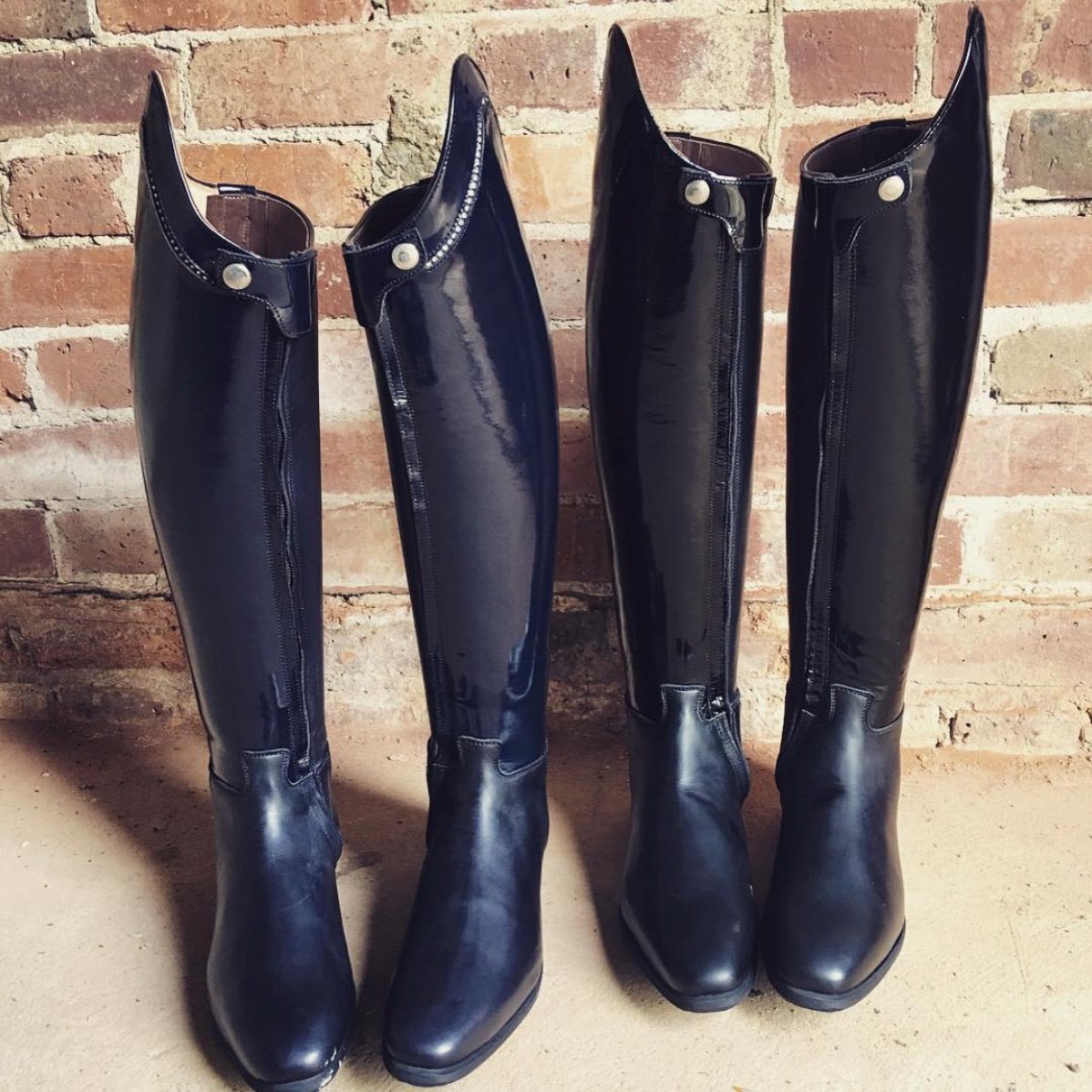 PASSAGE / Navy blue gloss (L) /
Black gloss (R)