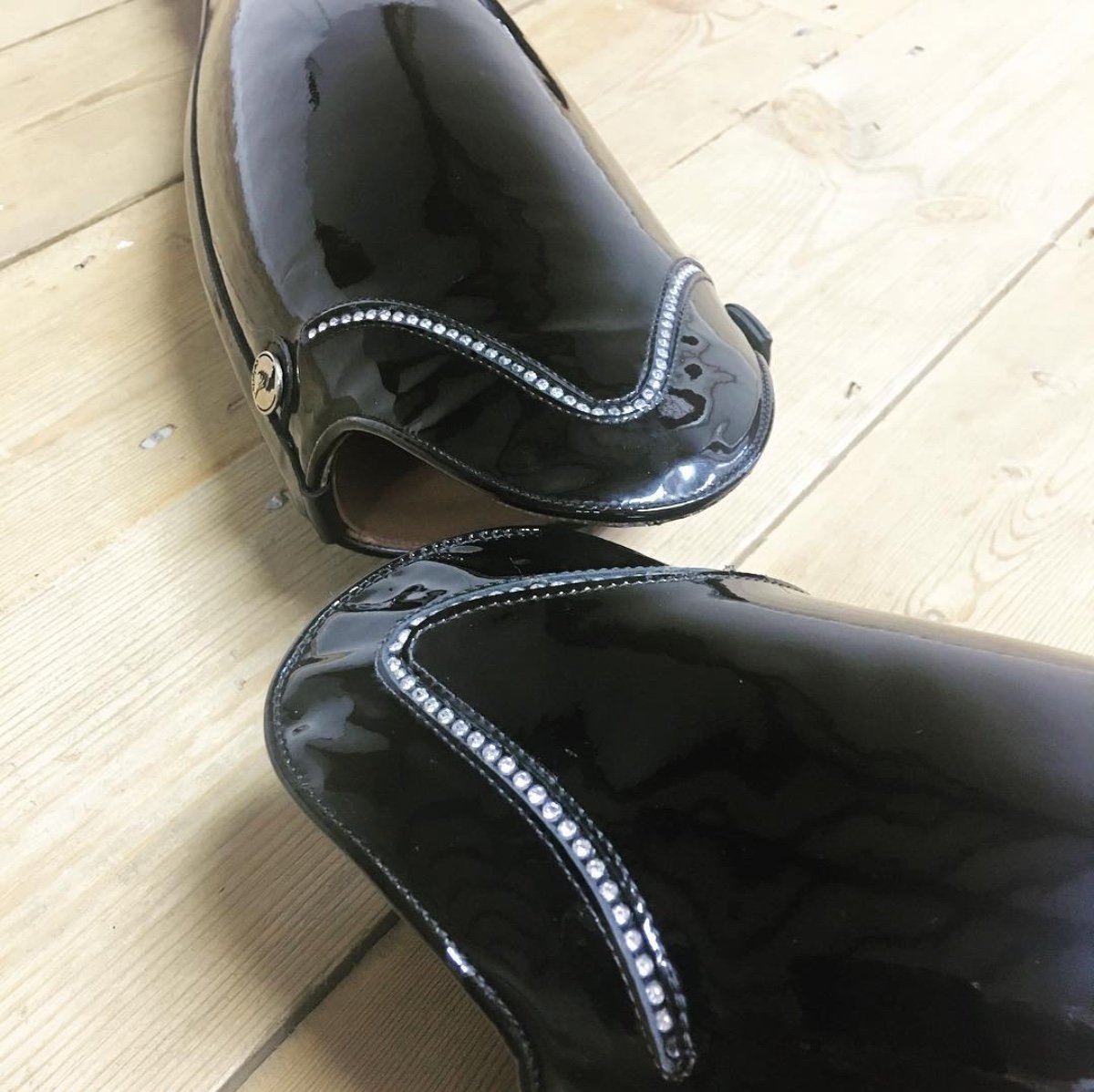 PASSAGE /
Black gloss / Diamante detailing