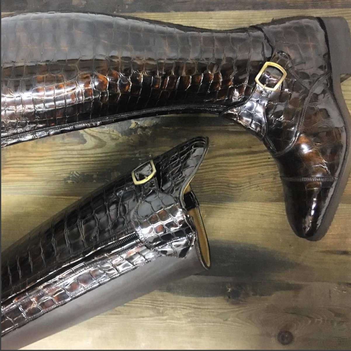 POLO /
Brown faux croc gloss / Matt brown inside panel