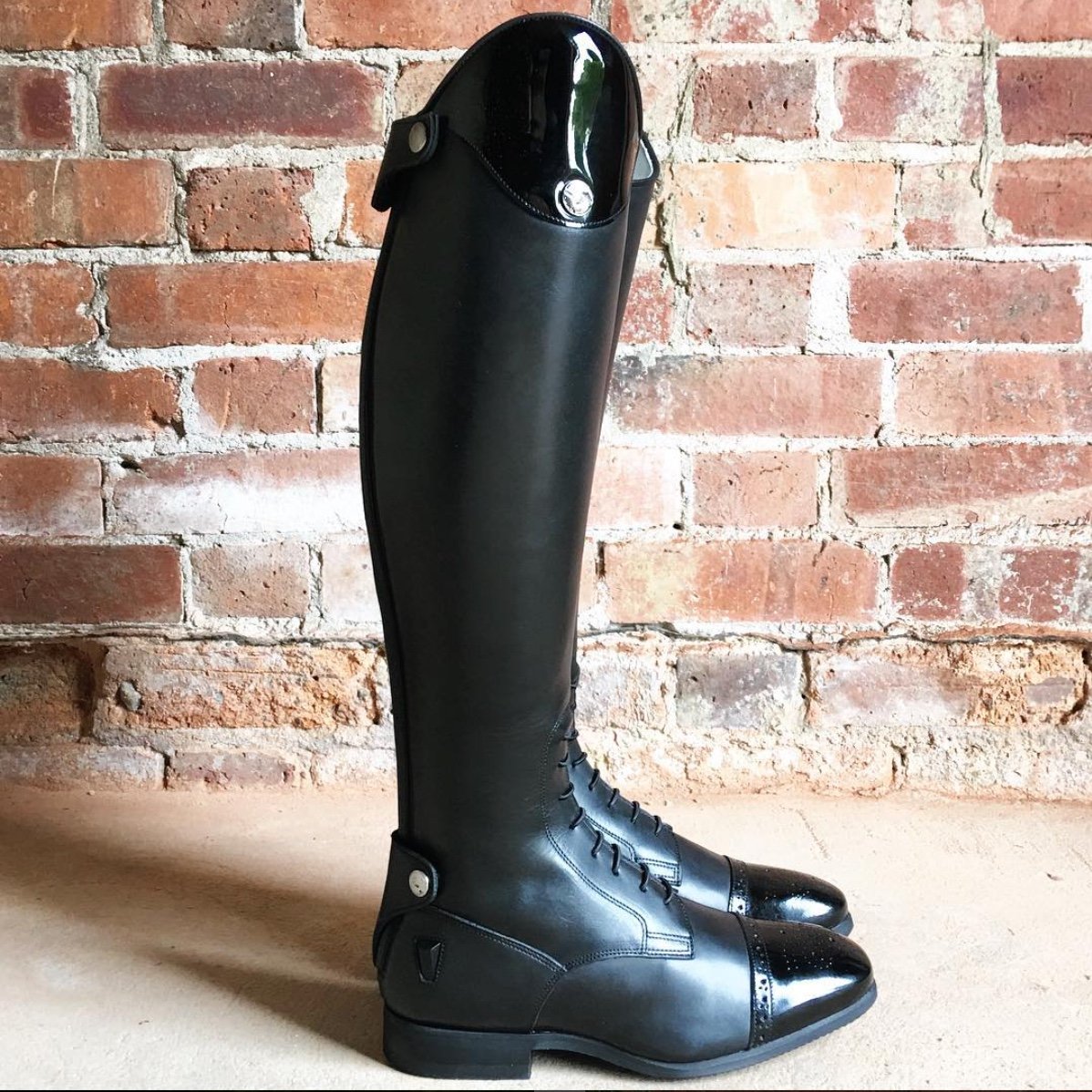 ANA /
Black with gloss accents / Brogue toe cap