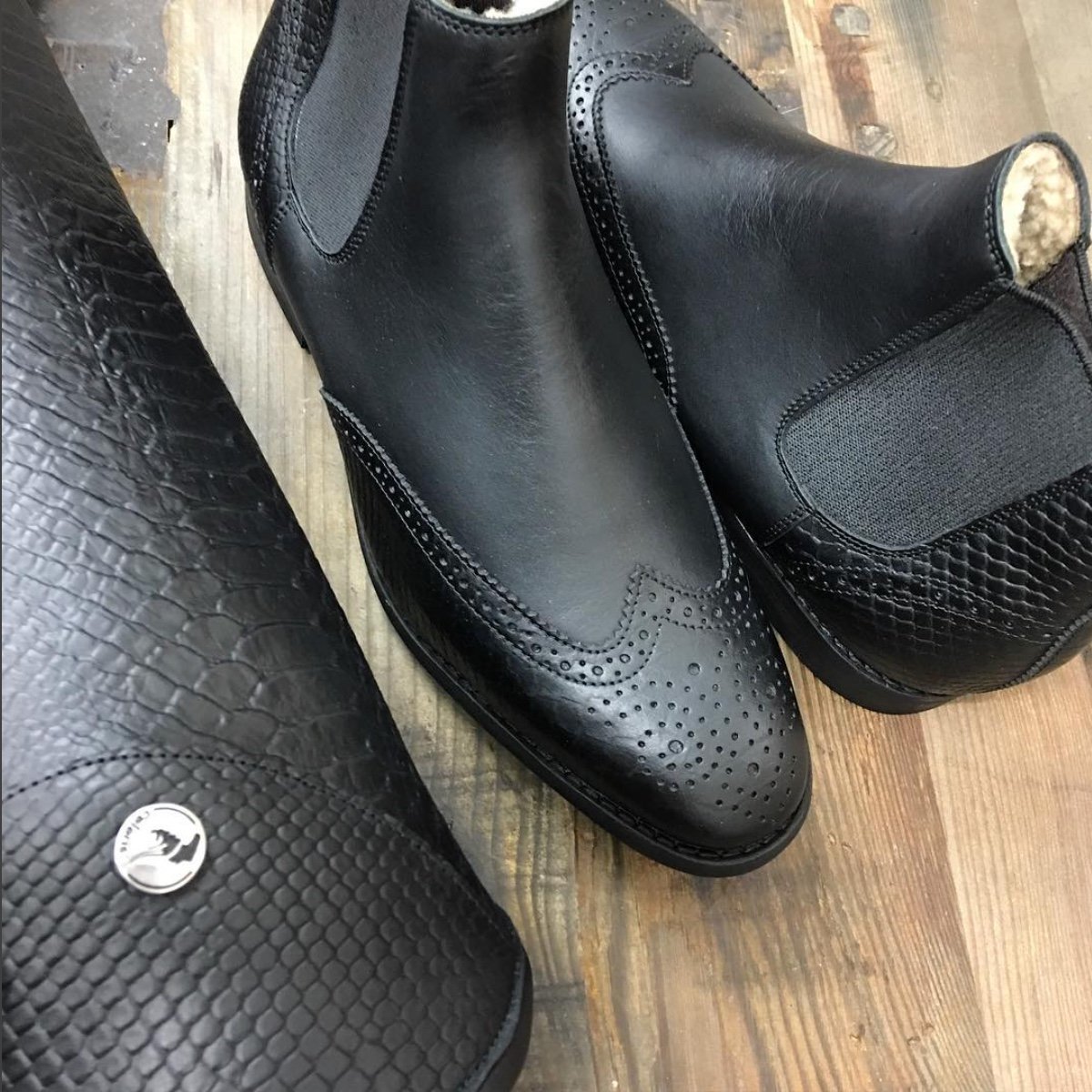 CHAPS & SHORT BOOTS /
Black and faux iguana / With sheepskin