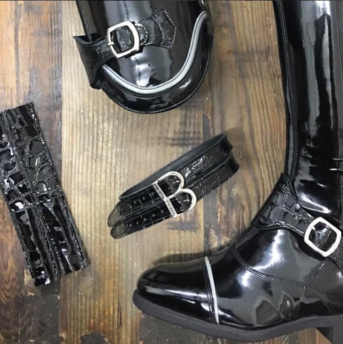 POLO /
Black gloss & dove grey piping / Faux croc gloss accents