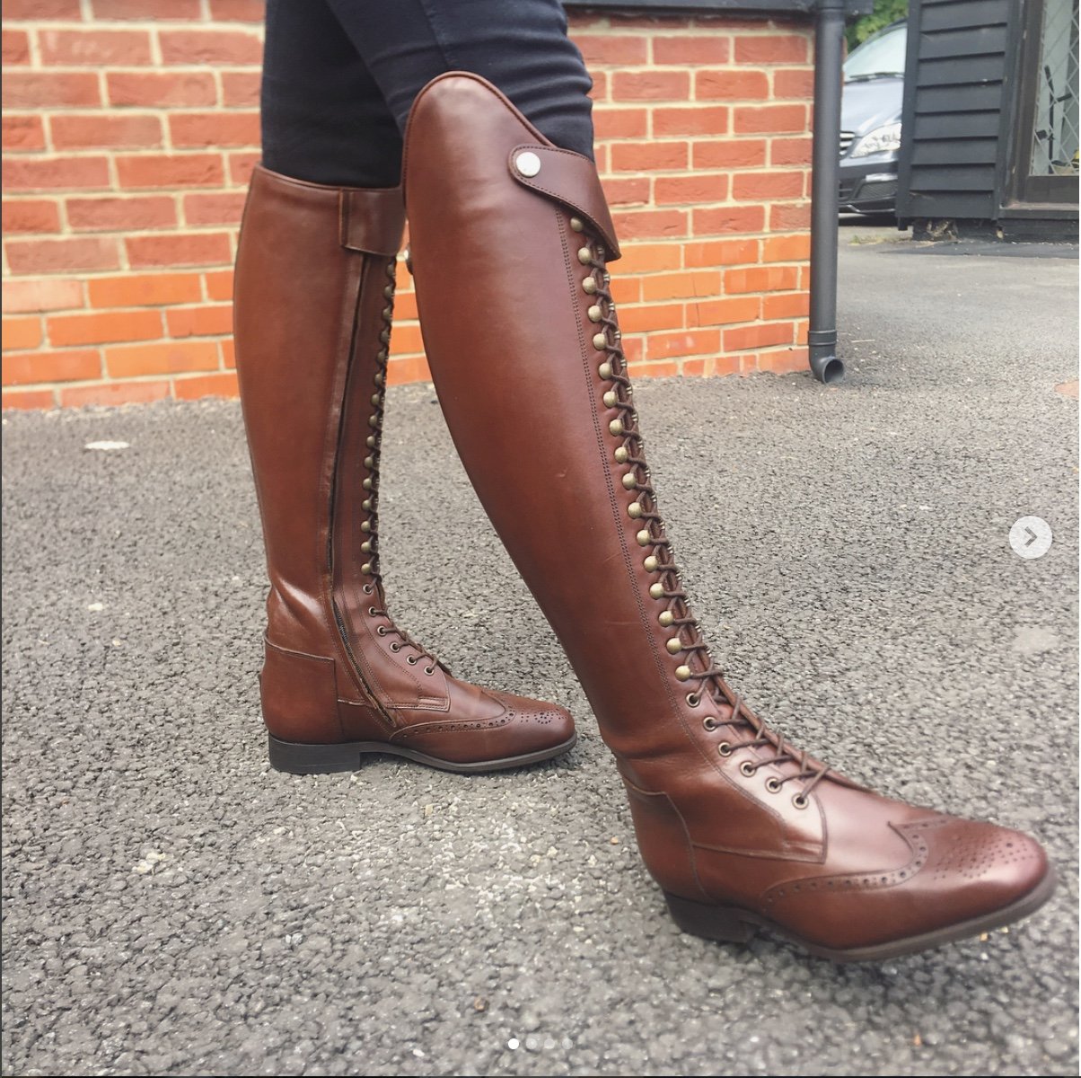 BIA
/ Chestnut brown / Heart brogue and floral toe cap