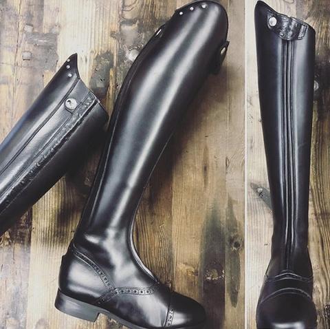 CICI / Black with black faux ostrich accents