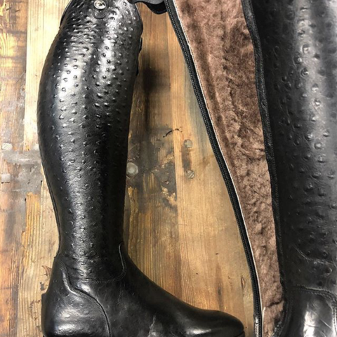 OLIVIA / Black faux ostrich with sheepskin